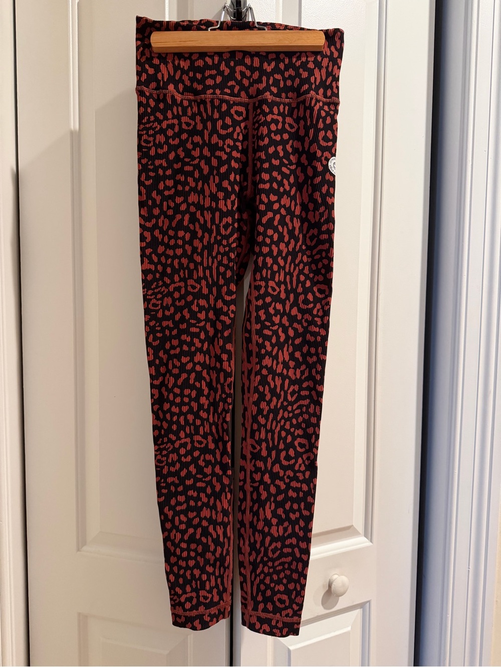 EUC Black and Rust Leopard Print CREAM YOGA Leggings. Size M
